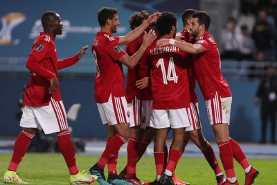 Les joueurs d'Al-Ahly d'Egypte jubilent après un but à la Coupe du Monde des Clubs de la FIFA