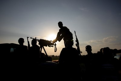 Des soldats de l'Armée nationale somalienne (SNA) se découpent sur le soleil couchant dans la ville de Jawahar, dans la région du Moyen Shabelle, au nord de la capitale somalienne Mogadisu, le 10 décembre 2010. (archive)