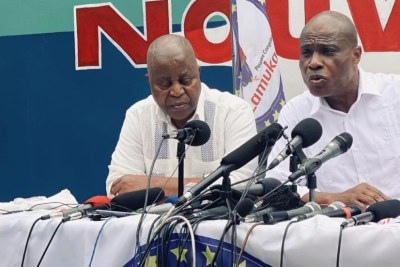 Adolphe Muzito and Martin Fayulu in front of the press in Kinshasa on September 17, 2021.