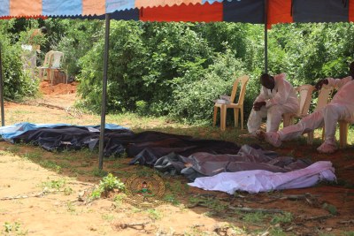 Exhumation des corps des adeptes du chef de secte, Paul McKenzie Nthenge, sur les lieux du massacre de Shakhahola, à Kilifi.
