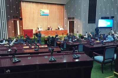 Les députés des Comores votent à l'unanimité une résolution condamnant l'opération Wuambushu à Mayotte, au Parlement, le 26 avril 2023.