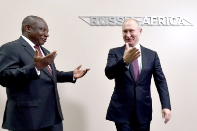 Le président sud-africain Cyril Ramaphosa rencontre le président de la Fédération de Russie, Vladimir Poutine, en marge du premier sommet Russie-Afrique qui s’est tenu à Sotchi, en Russie, en 2019.