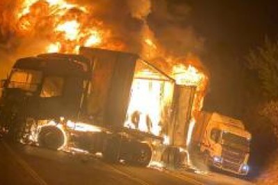 Le service de police sud-africain (SAPS) a signalé que cinq camions avaient été incendiés sur l'autoroute N4 près de Machardodorp dans le Mpumalanga.