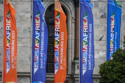 Des drapeaux promouvant le deuxième sommet Russie-Afrique sont photographiés à l'extérieur de la cathédrale Saint-Isaac à Saint-Pétersbourg, Russie, le 24 juillet 2023. Saint-Pétersbourg accueille le deuxième sommet Russie-Afrique et le forum économique et humanitaire Russie-Afrique les 27 et 28 juillet.