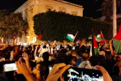 Manifestants en colère devant l'ambassade de France à Tunis