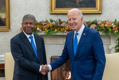 President Biden welcoming President João Manuel Gonçalves Lourenço to the Oval Office. 