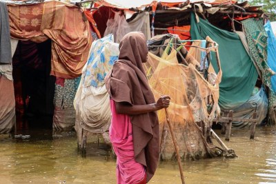 Une femme patauge dans les eaux de crue dans l'État d'Hirshabelle, en Somalie