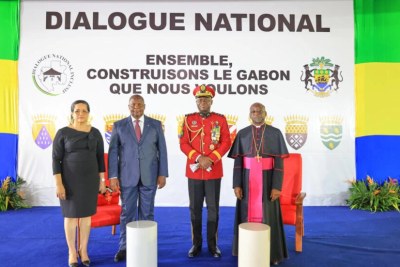 Photo prise lors de l'ouverture du dialogue national au Gabon, le 2 avril 2024. On reconnait le général Brice Clotaire Oligui Nguéma (Gabon), le président centrafricain Faustin Archange Touadera et l'archevêque de Libreville Monseigneur Jean Patrick Iba Ba président du dialogue.