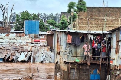 Dix-huit personnes, dont 11 adultes et 7 enfants, viennent d’être secourues par notre équipe d’action de la Croix-Rouge à Mradi, Mathare 4A, après s’être retrouvées bloquées en raison des eaux de crue causées par les fortes pluies de la nuit dernière à Nairobi.

Les précipitations ont touché de nombreux quartiers de la ville. D’autres interventions vitales sont en cours dans d’autres régions du pays.