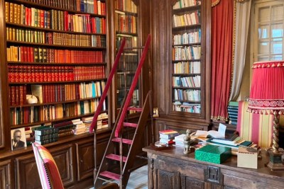 La bibliothèque du bureau de Léopold Sédar Senghor, dans sa maison de Verson, en France