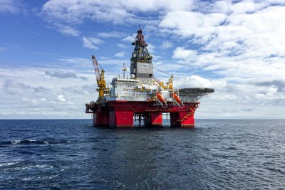 Plate-forme pétrolière au milieu de l'océan