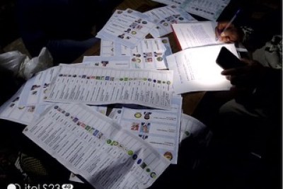 À Quelimane, en Zambézie, Manuel de Araujo, candidat de la Renamo au poste de gouverneur de Zambézie, a présenté aujourd’hui (10 octobre) 117 bulletins de vote marqués en faveur du Frelimo. Les bulletins de vote se trouvaient dans un entrepôt appartenant au secteur de la santé à Zambézia.